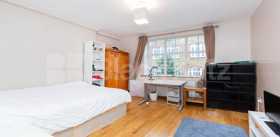 Spacious two bed good for three sharers mins to Euston Cranleigh Street, Camden